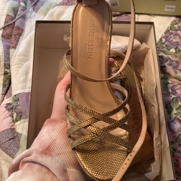 Anne Klein strait wedge sandal. Dark gold lizard print. Size 8.5 - Picture 2 of 5